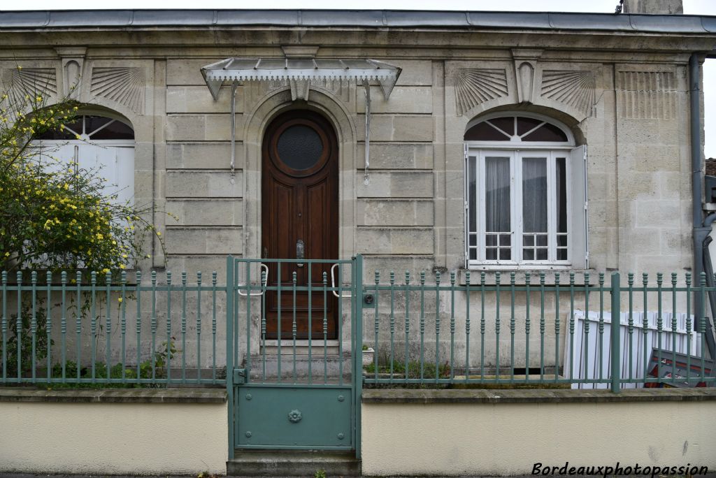 Échoppe avec décoration minimaliste. Les fenêtres ont gardé leur petit bois et sont mises en valeur par une décoration en éventail bien affirmée.