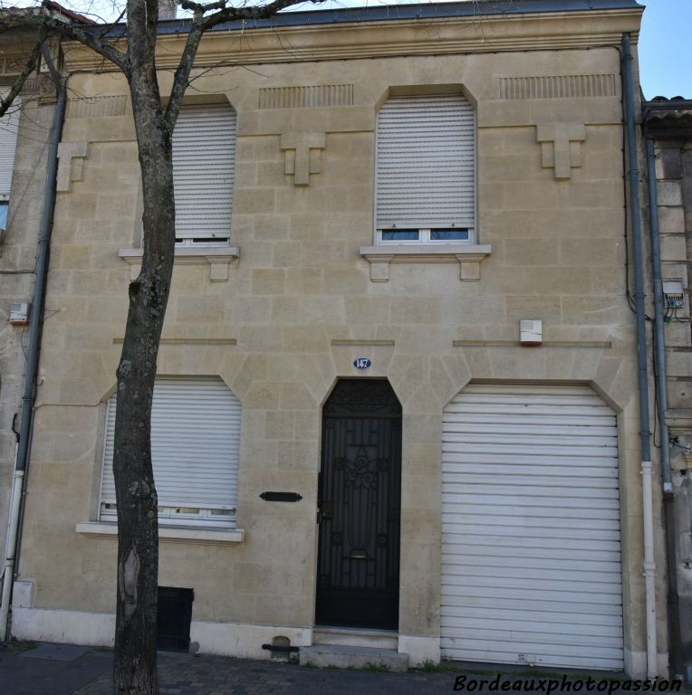 Au 147 cours de l'Yser, une petite maison en pierre a été construite par l'entrepreneur Marius Faure en 1931. De style Art Déco épuré, toutes les baies sont à pans coupés.