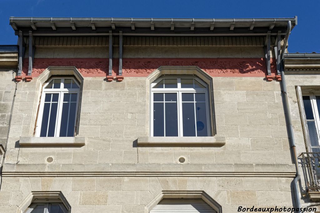 Les baies sont à pans coupés et  la frise décorative en méplat sont des caractéristiques de l'Art Déco de l'époque.