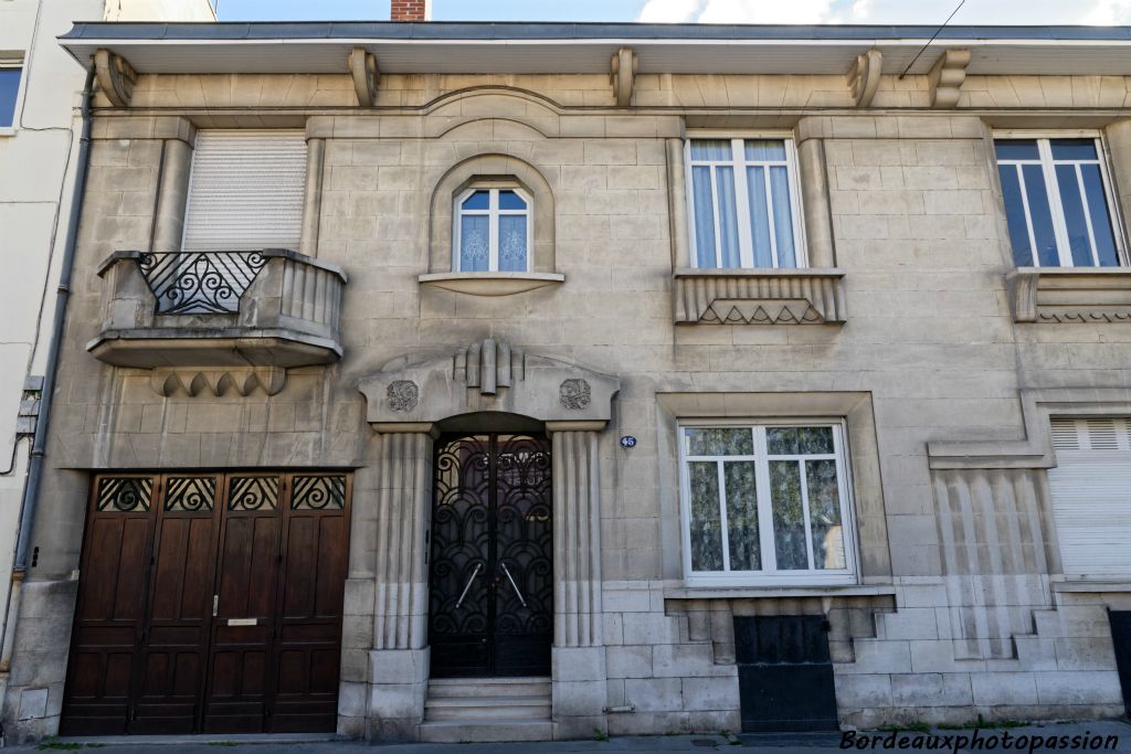 Seule la maison du 45 possède un garage. Toutes les ouvertures sont mises en valeur et  le balcon ajouré reçoit une élégante ferronnerie.