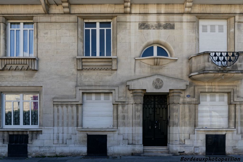 Au numéro 43, on retrouve sous l'avant-toit un fronton hors norme mais aussi des décorations en méplat. La mise en scène de la porte est monumentale.