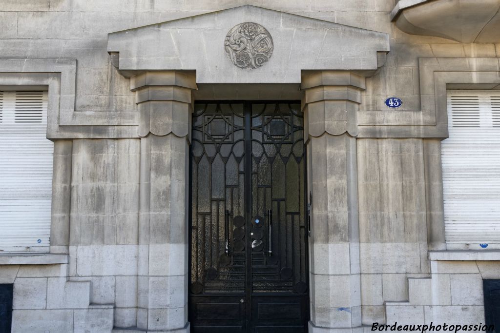 Porte monumentale avec véritable ferronnerie  Art Déco richement encadrée.