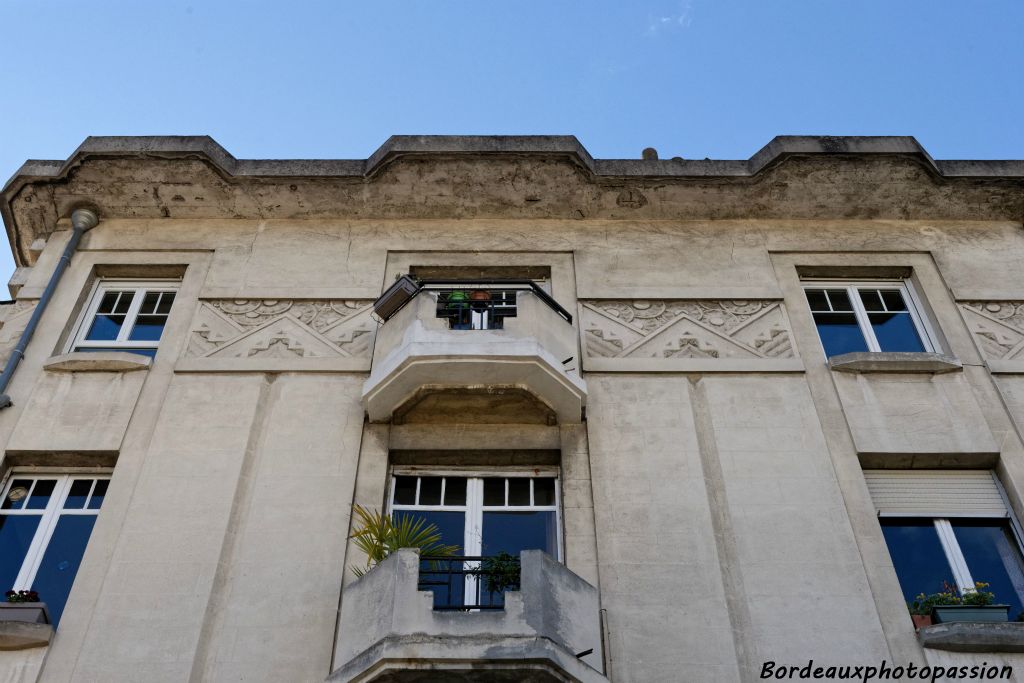 Seule une frise décorative géométrique sculptée en méplat court sur la façade au dernier étage.