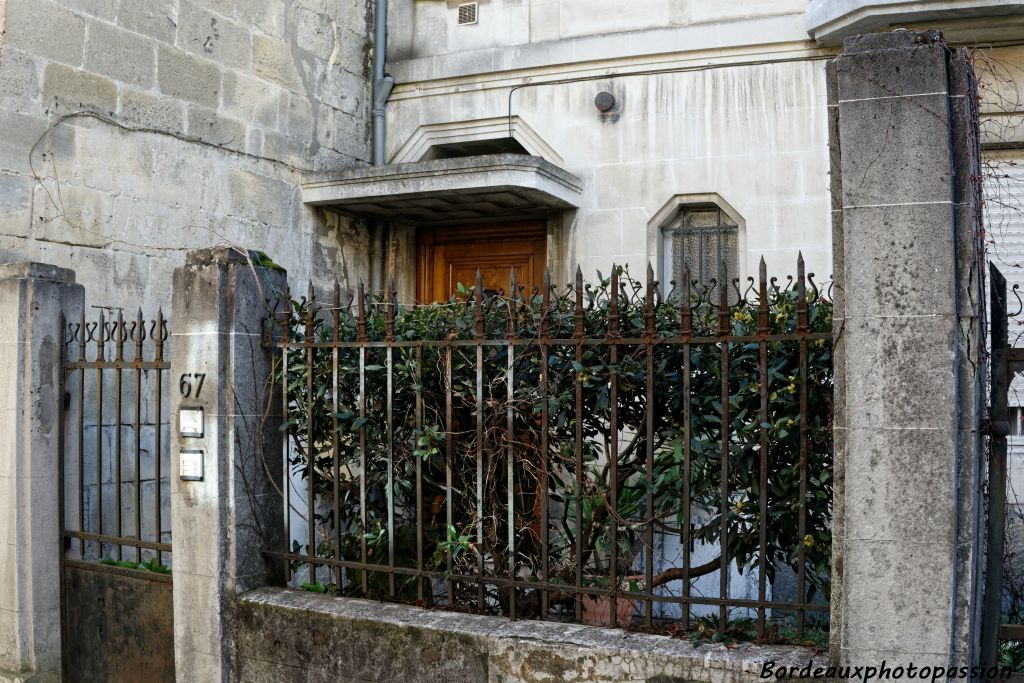 L'immeuble est précédé par une petite cour.