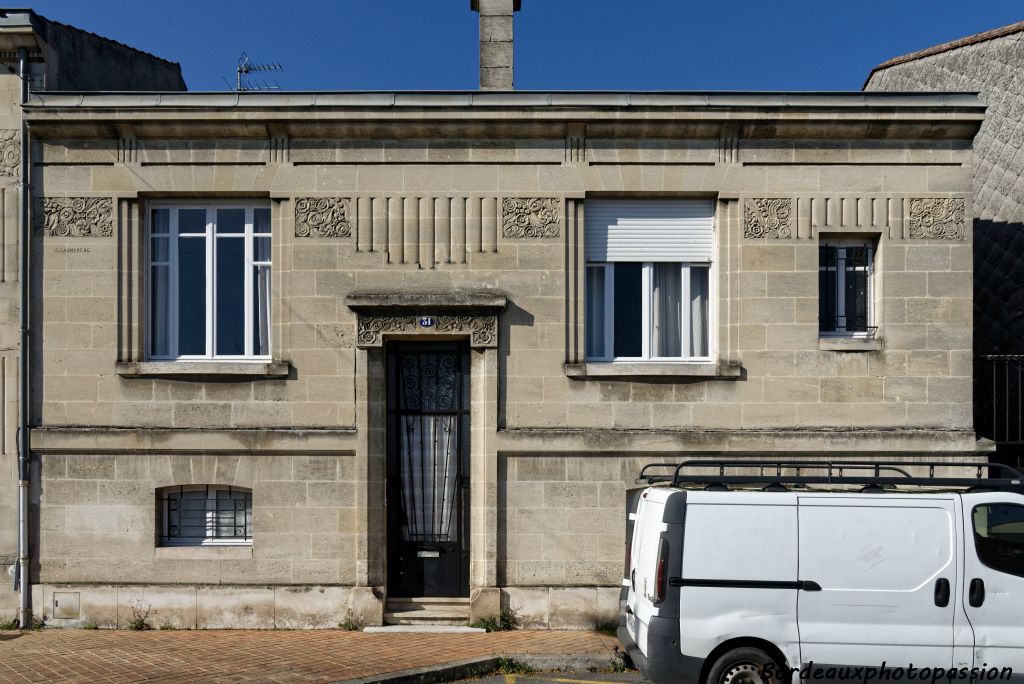 Rue Brun, échoppe surélevée sur un haut soubassement par l'architecte G. Sammabère vers 1935. La partie décorative se situe principalement à l'étage.