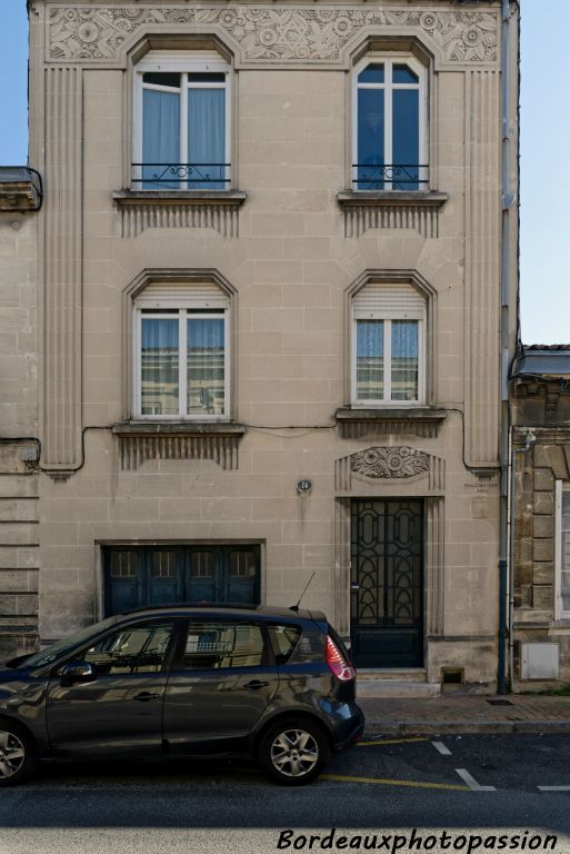 Henri Darchand signe en 1933 les plans de cette demeure bourgeoise. Au rez-de-chaussée, on trouve le hall d'entrée et le garage.