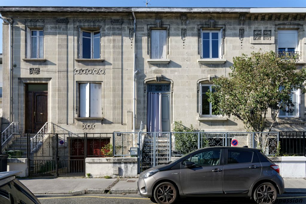 Possédant un escalier droit extérieur et un jardinet, ils sont bâtis sur le même plan que le lotissement rue Marcelin Jourdan à Caudéran.