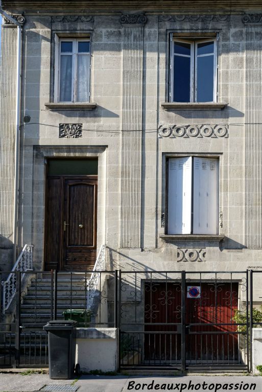 Chaque jardinet donne accès à l'entrée par un escalier et au garage symbole de modernité.