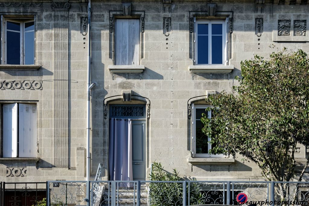 Chaque façade a une décoration différente de sa voisine : pilastre colossal à gauche, linteaux cintrés pour les ouvertures à droite...