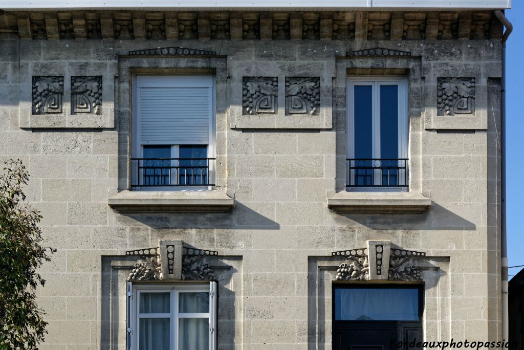 Chaque ouverture est encadrée de moulures en creux  et de décor en méplat ou saillant.