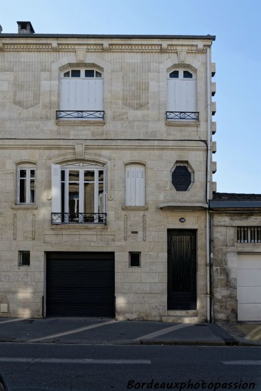 Rue Saint Genès, l'architecte A. Figet a construit cet immeuble pour un médecin (Bellon entrepreneur)