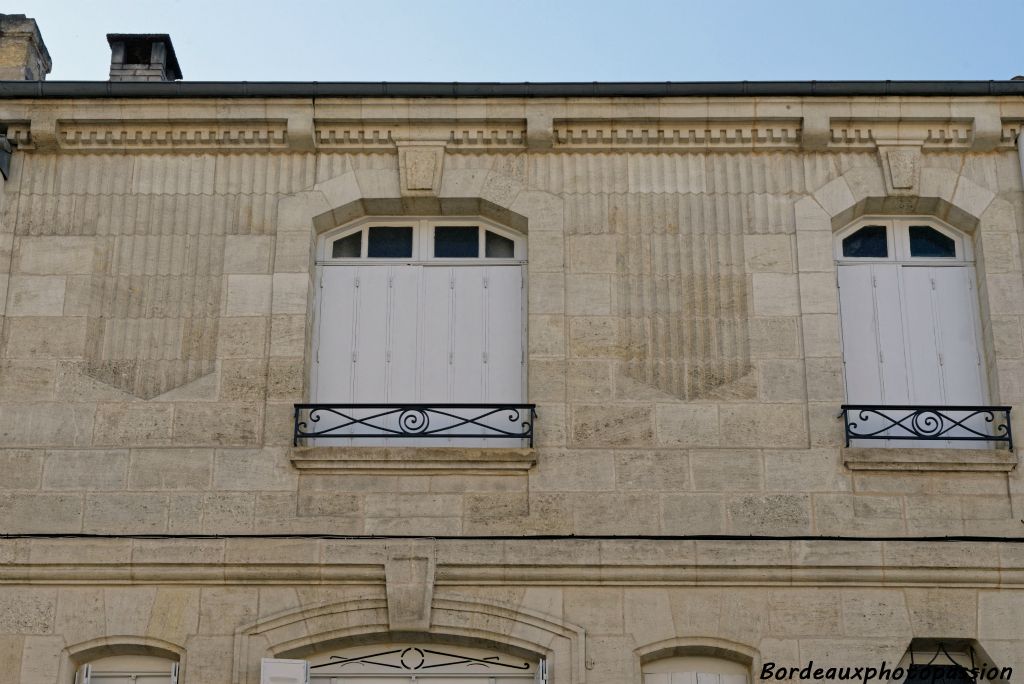 La décoration en ligne incisées est simple.