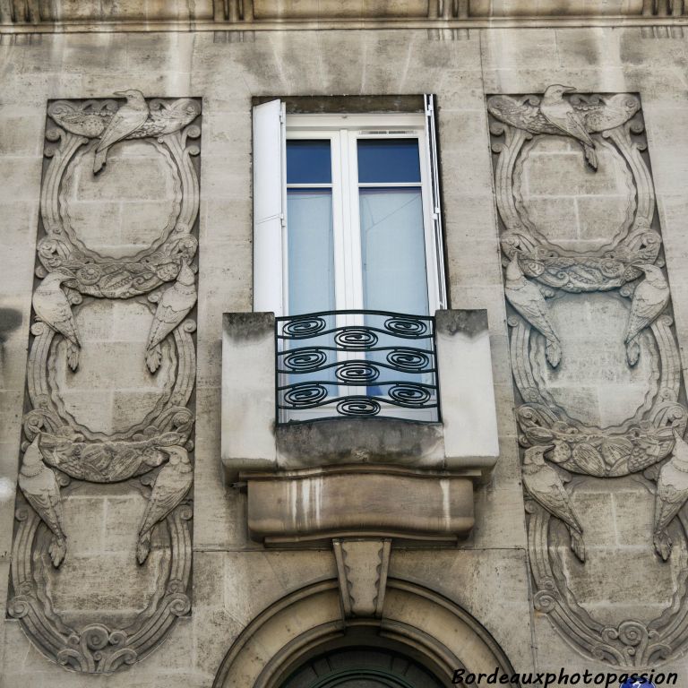 La ferronnerie des garde-corps empruntent la spirale au vocabulaire Art Déco.