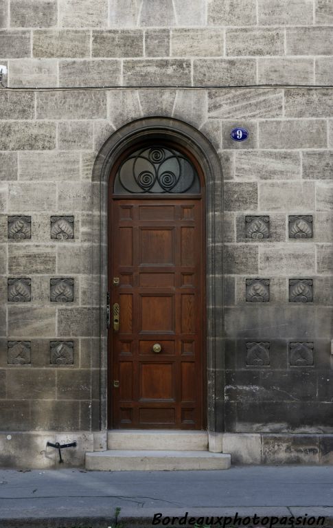 De petits bas-reliefs stylisés décorent seulement le rez-de chaussée.