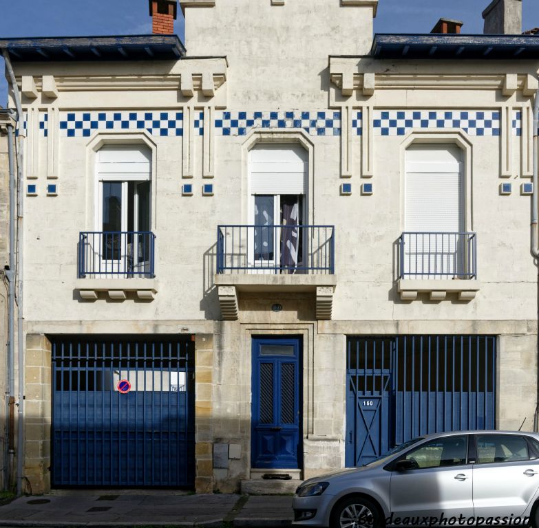 Au 160 rue de Bègles, bâtiment original par sa couleur bleue. Certainement une entreprise avec son fronton découpé et ses 2 larges baies en rez-de-chaussée. (vers 1930)