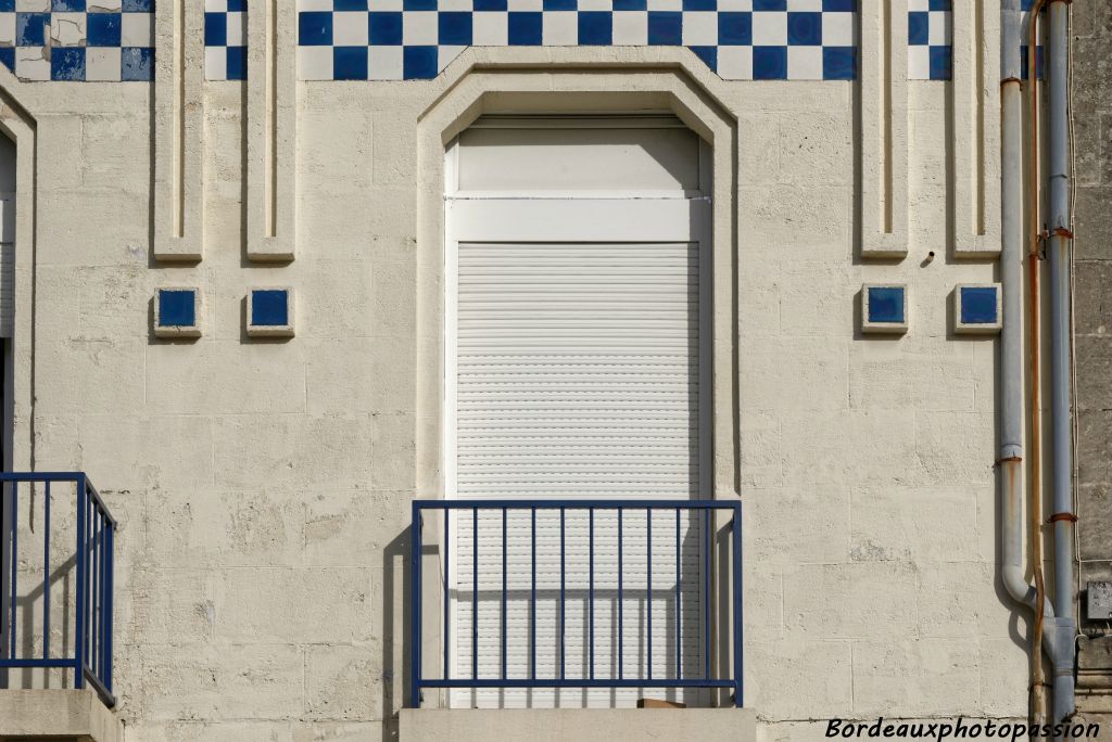 Frise à damier de carreaux de céramique qui en fait une façade originale.