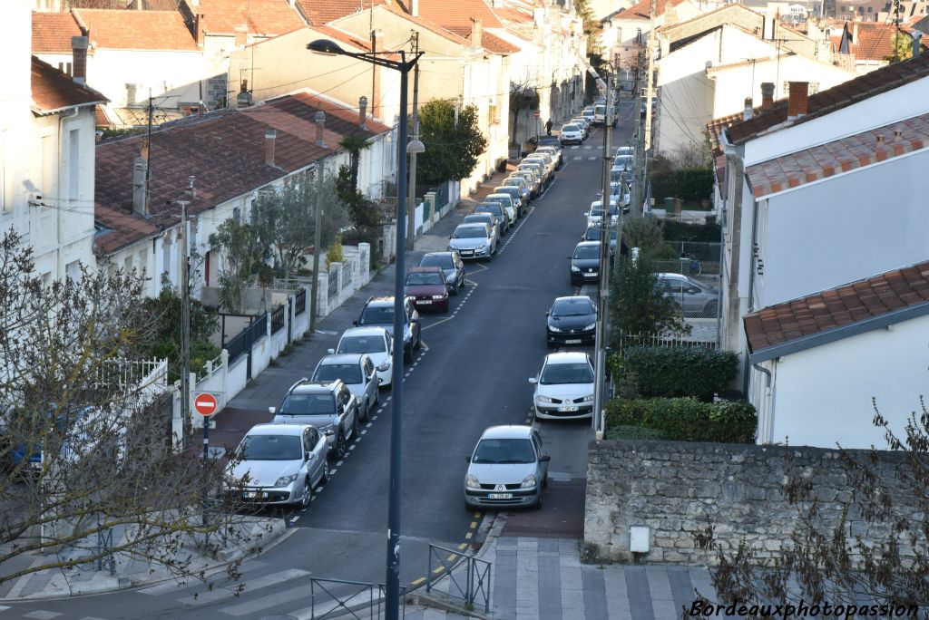 Une de ses extrémités donne sur le rond-point de l'entrée de l'hôpital.