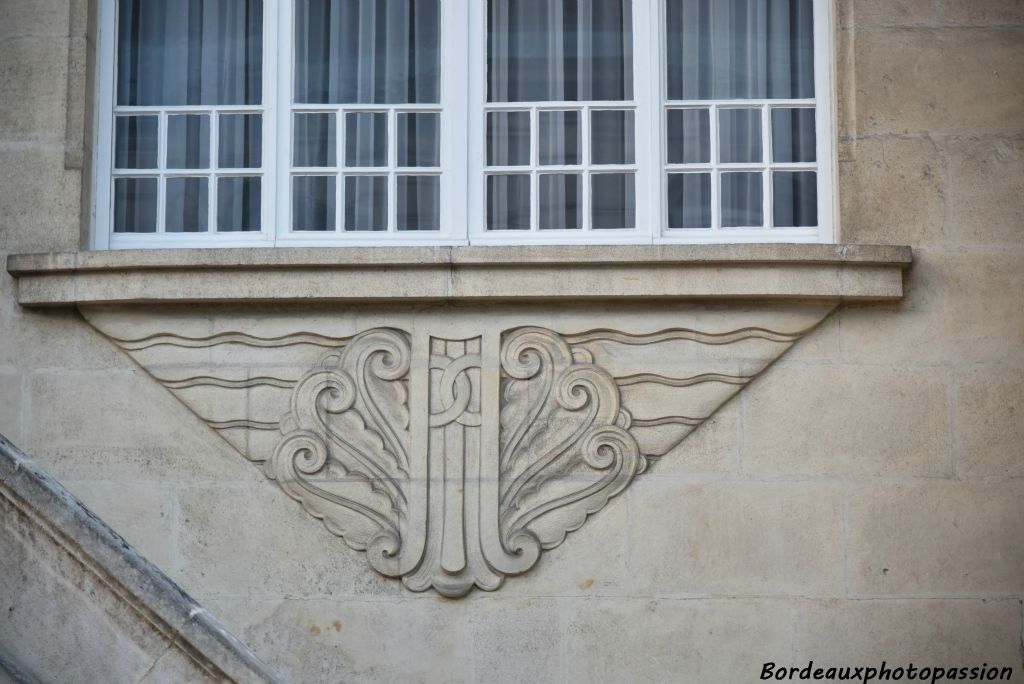 Très belle corbeille sous la fenêtre.