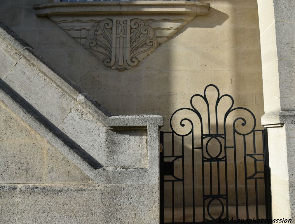 Le motif de la source se retrouve ici inversé pour la sculpture et à l'endroit pour le portillon. 