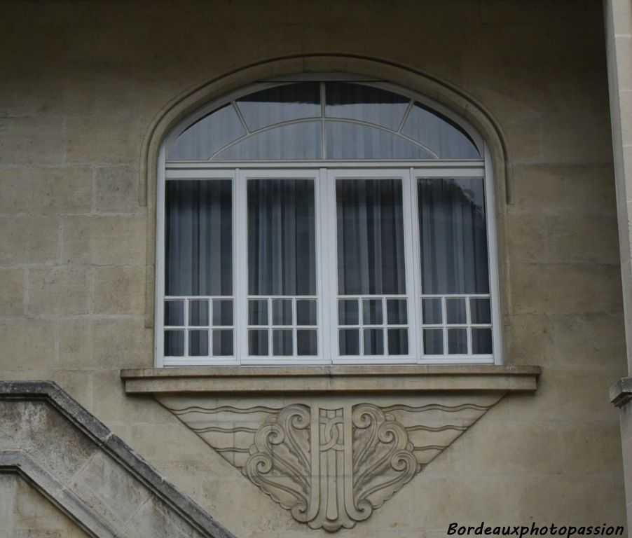 Fenêtre ayant gardé son petit bois d'origine. Corbeille avec rappel du motif à l'envers (source ou chapiteau)