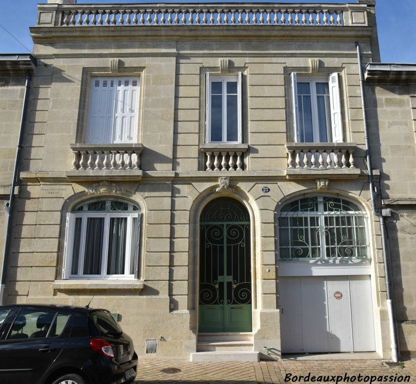 Construite en 1933 par l'entrepreneur Henri Darchand. Belle éclectique de style XVIIIe avec balustrade. 