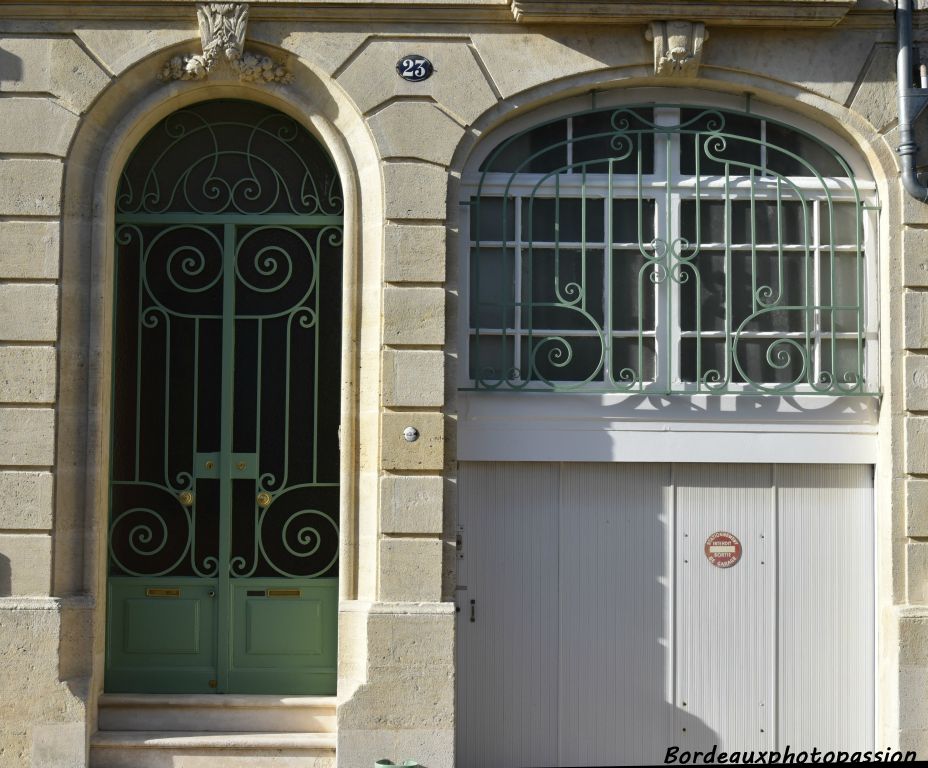 À noter le garage et la fenêtre au-dessus dans le même encadrement.