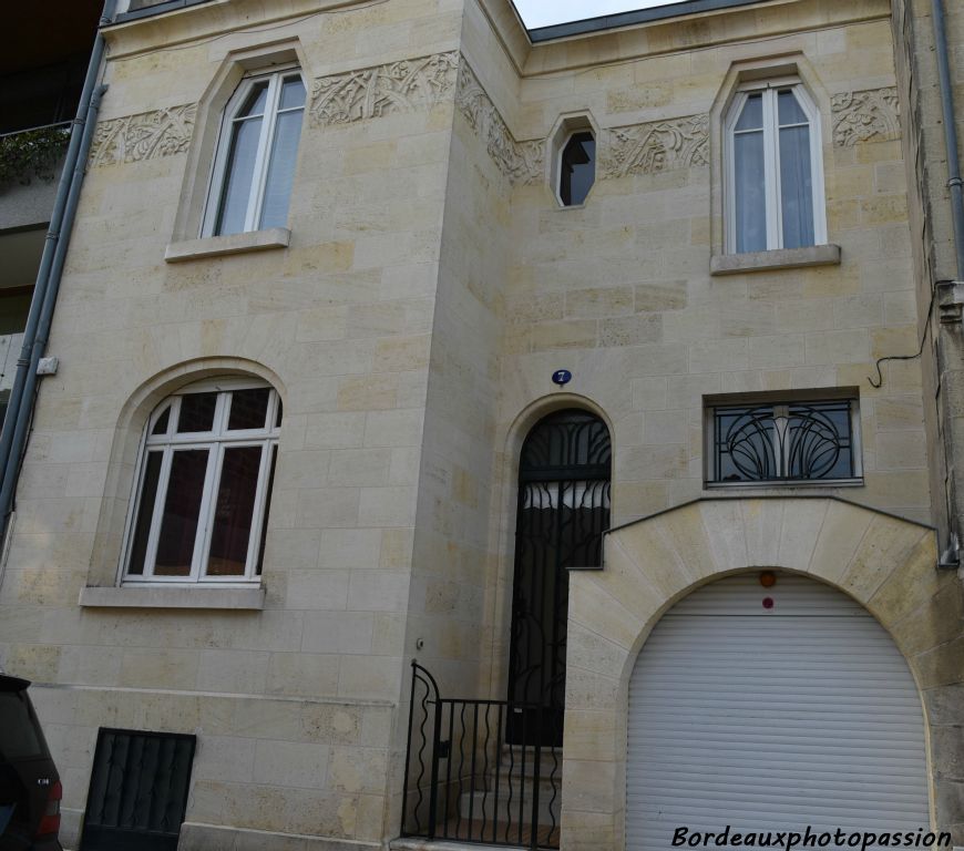 Maison construite en 1928 par l'architecte Pierre-Henri Avinen. Il joue sur les volumes.  Le garage n’est pas traversant ce qui explique son avancée.