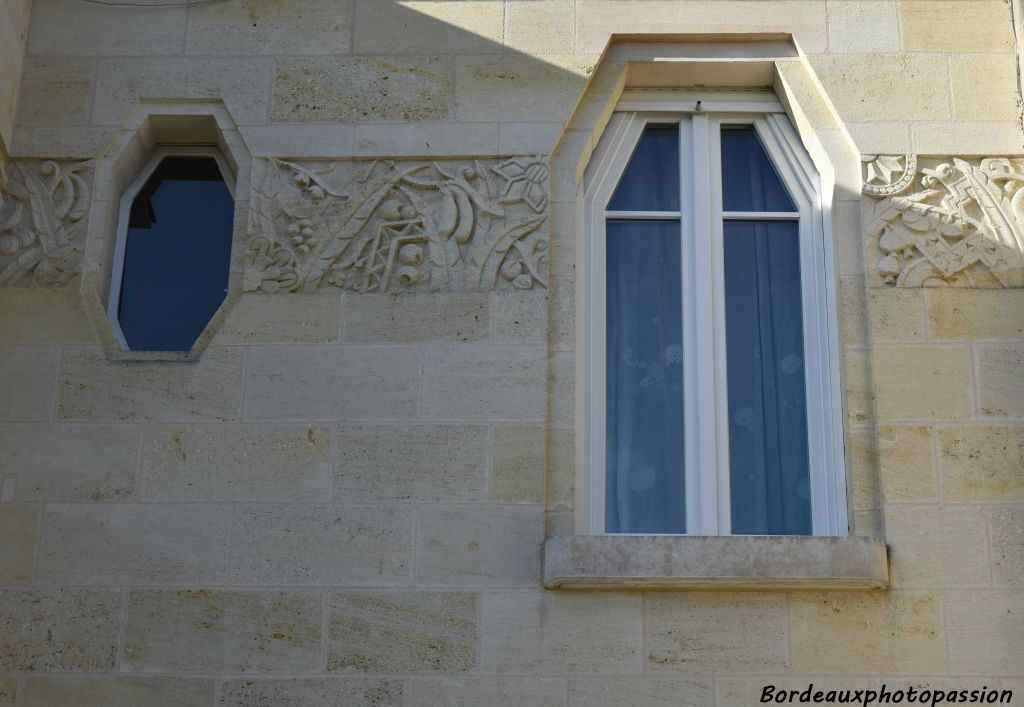 De style très typé Art Déco  avec ouvertures à pans coupés et frise décorative en méplat qui réunit les ouvertures.