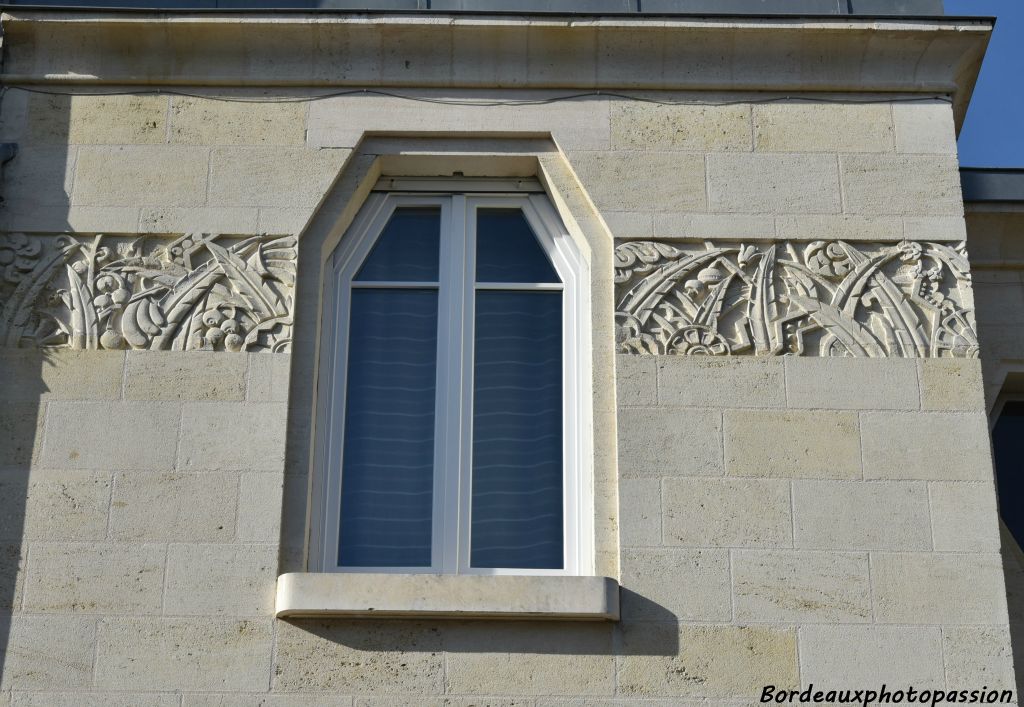 Une frise végétalisée avec palmettes et fruits.