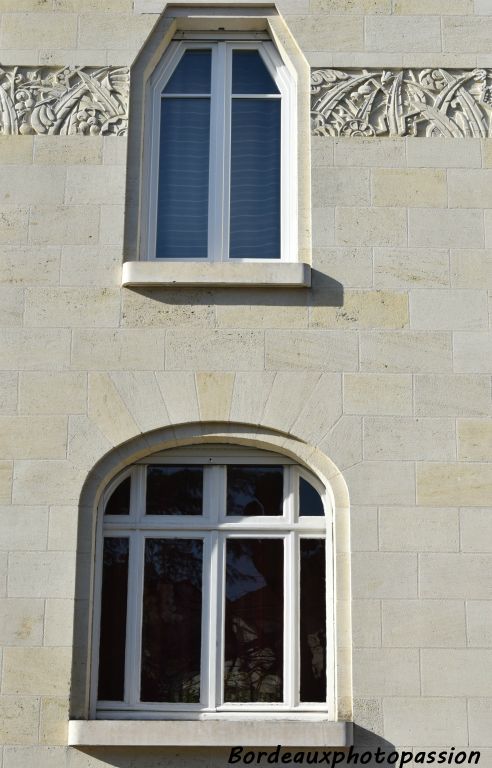 Les ouvertures sont à pans coupés à l'étage et arrondies au rez-de-chaussée.