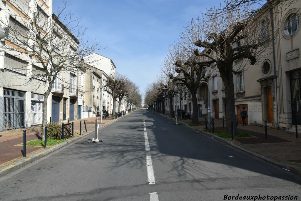 Avec ses 435 m,  l'avenue du parc de Lescure est la plus longue rue du quartier. Si elle est dégagée de tout véhicule c'est qu'il a un match de rugby dans la journée. Cette rue semble calme mais...