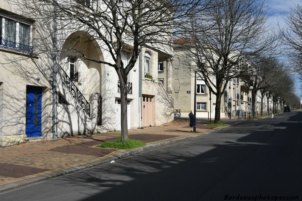 C'est dans cette rue que l'on trouve les plus belles maisons construites pour la plupart dans l'entre-deux-guerres.