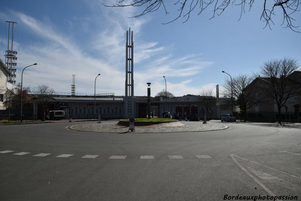 La place Jonhston coupe l'avenue du parc de Lescure en deux.  La rue Vercingétorix y amène aussi. Par cette place, on peut accéder au stade annexe ainsi qu'au stade Chaban-Delmas.