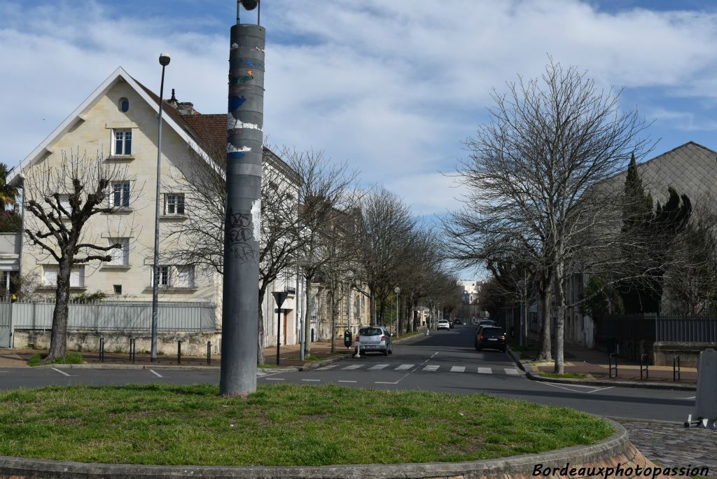 L'avenue du parc de Lescure se termine sur le boulevard du maréchal Leclerc, près de la barrière d'Ornano.