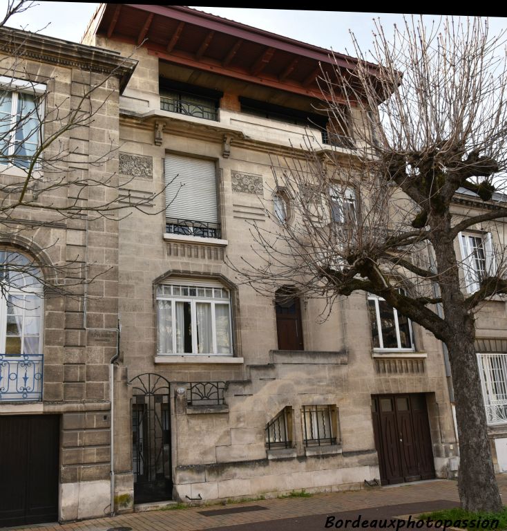 Cette maison a été construite en 1927 par et pour l’architecte A. Lescomere. C’est sa maison familiale avec partie professionnelle. 