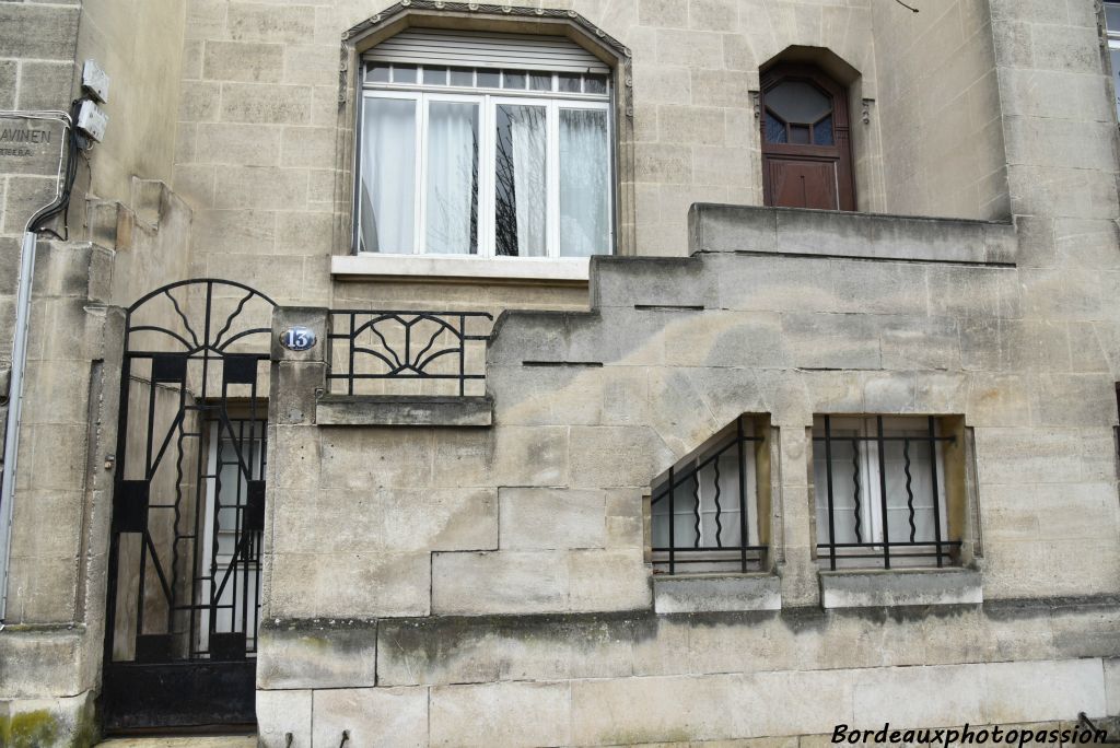 On peut retouver deux autres maisons du même type : 22  rue Frantz Despagnet, 35 rue Vercingétorix