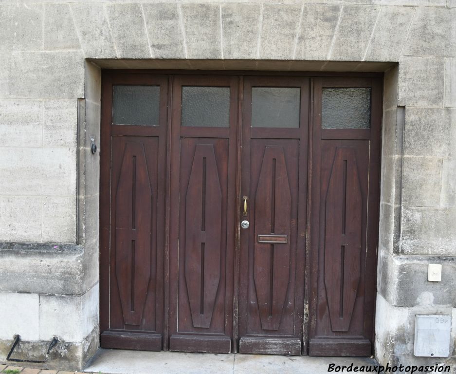 Éléments géométriques aussi sur la porte du garage.