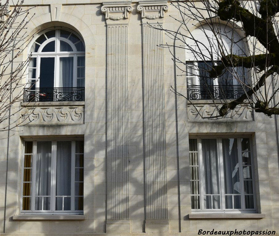 Bien rythmée par ses quatre pilastres juste un peu stylisés, mais pas trop. La ferronnerie est très Art Déco tout comme le petit bois des fenêtres.