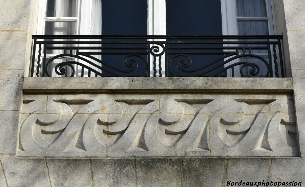 Une frise en grecque hésitant aussi entre les deux styles. 