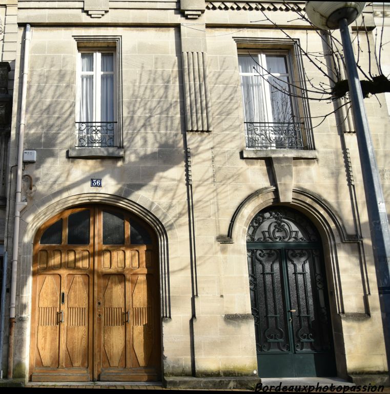 Construite en 1928 par l'architecte Freylon avec une façade plutôt Art Déco. Porte de garage monumentale et remarquable. 