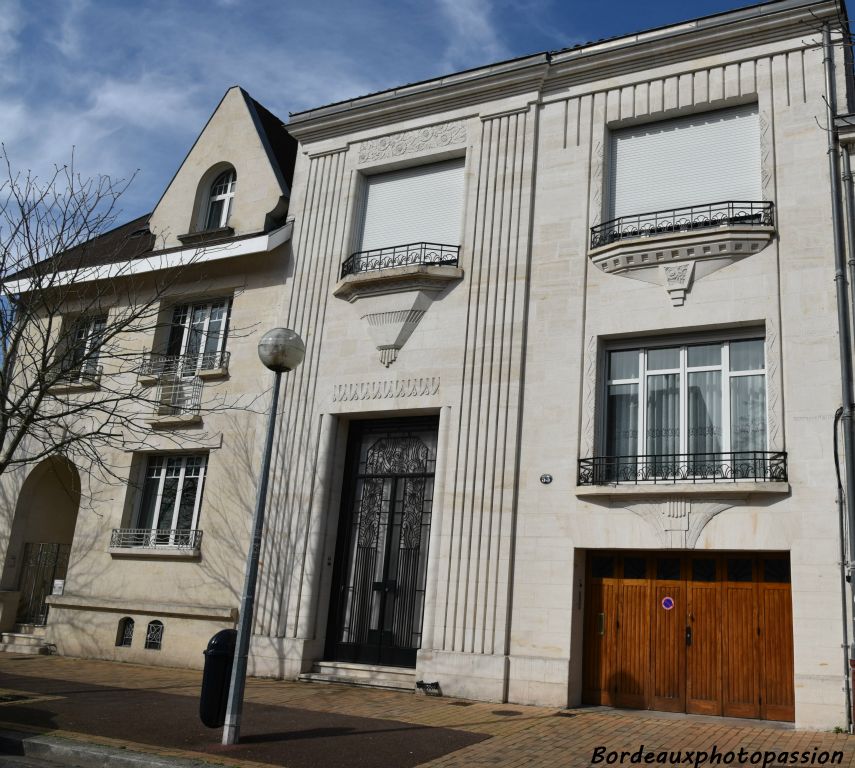 1934 Architecte Bertrand Hauret. La façade  est complètement géométrisée Art Déco. Pseudo pilastres colossaux sur deux niveaux avec pseudo chapiteaux.