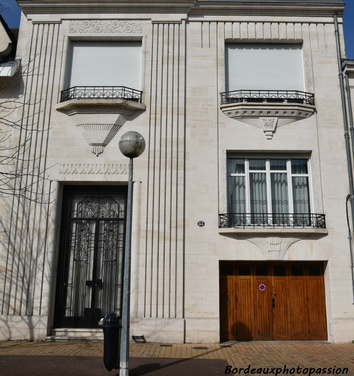 Travée droite à trois niveaux car présence d'un garage.