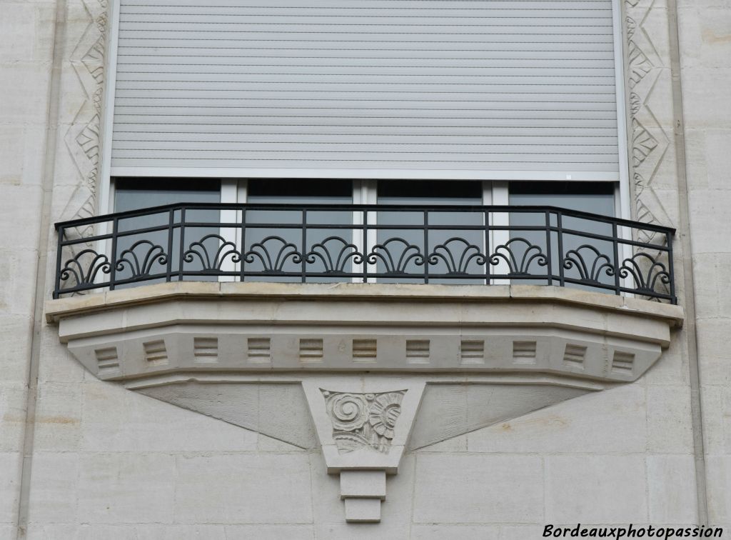 Décors de zig-zags de part et d'autre de la fenêtre.