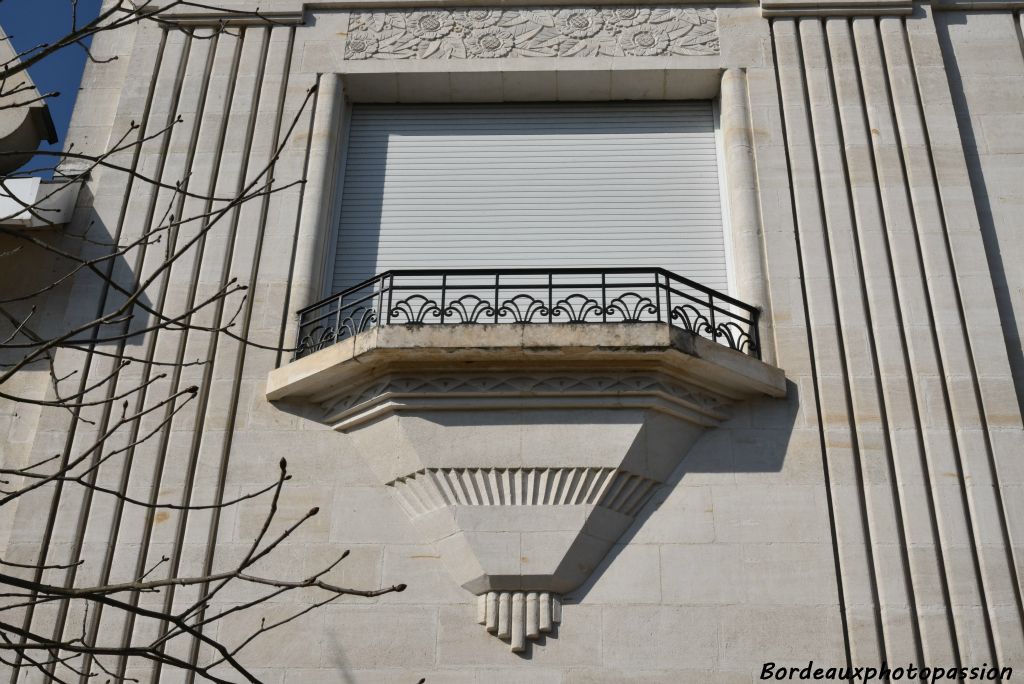 Linteau avec frise en méplat décorée de fleurs.