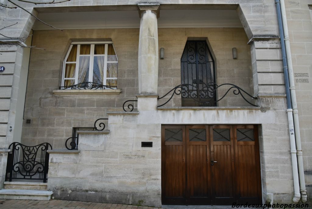 Type des maisons à escaliers extérieurs. Façade comportant tout le vocabulaire Art Déco. Baie à pans coupés.