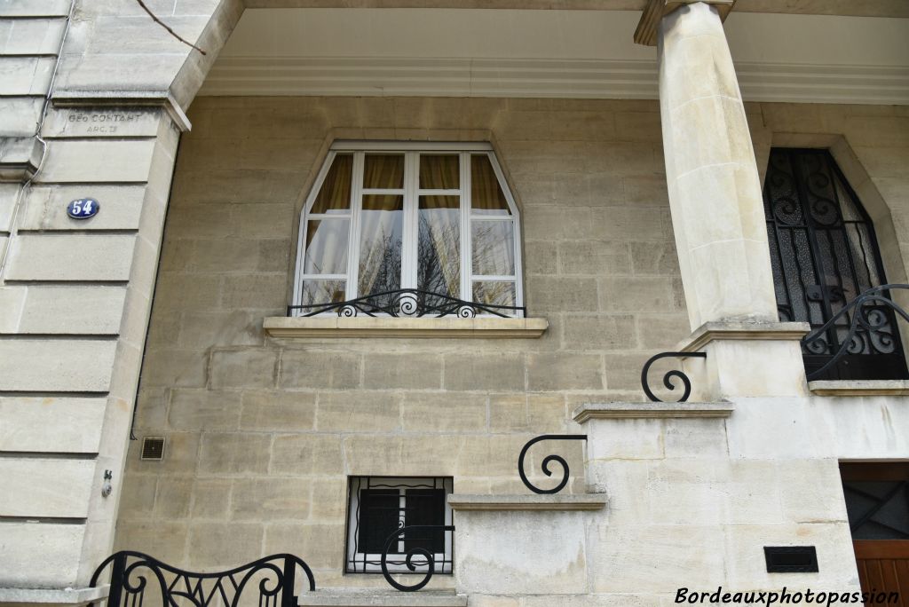 Grand auvent avec colonne égyptienne (fût renflée) prisée par l’Art Déco, baie à pans coupés.