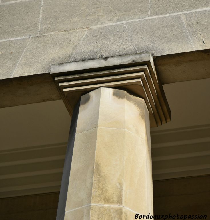 Colonne renflée décagonale de type égyptien, tailloir avec effet d'emboîtement.