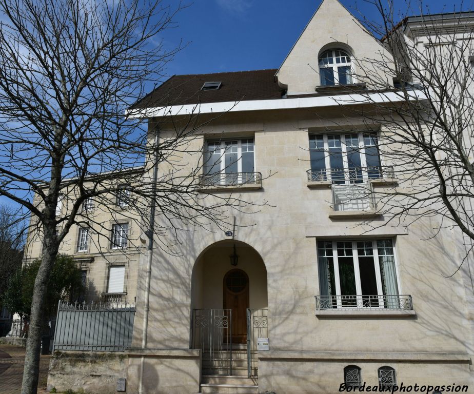 Maison d’angle au style balnéaire. Façade peu décorée mais élégante par alternance d’ouvertures rondes et carrées. Au 1er étage, garde-corps avec décrochage permettant une vraie porte fenêtre. 