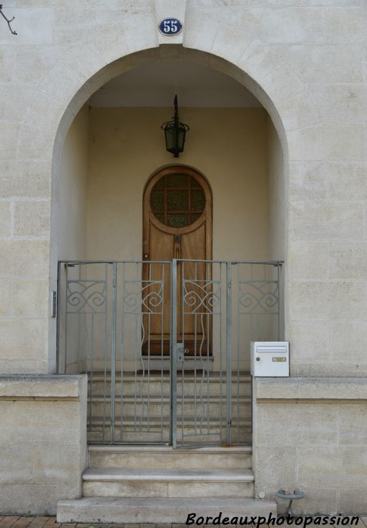 Elle a été dessinée par l'architecte parisien Legroux en 1929.