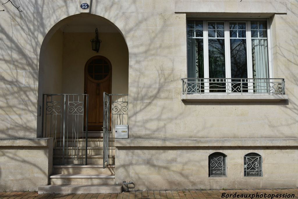 Décrochage de la ferronnerie que l’on retrouve en bas avec la porte d’entrée et son escalier.